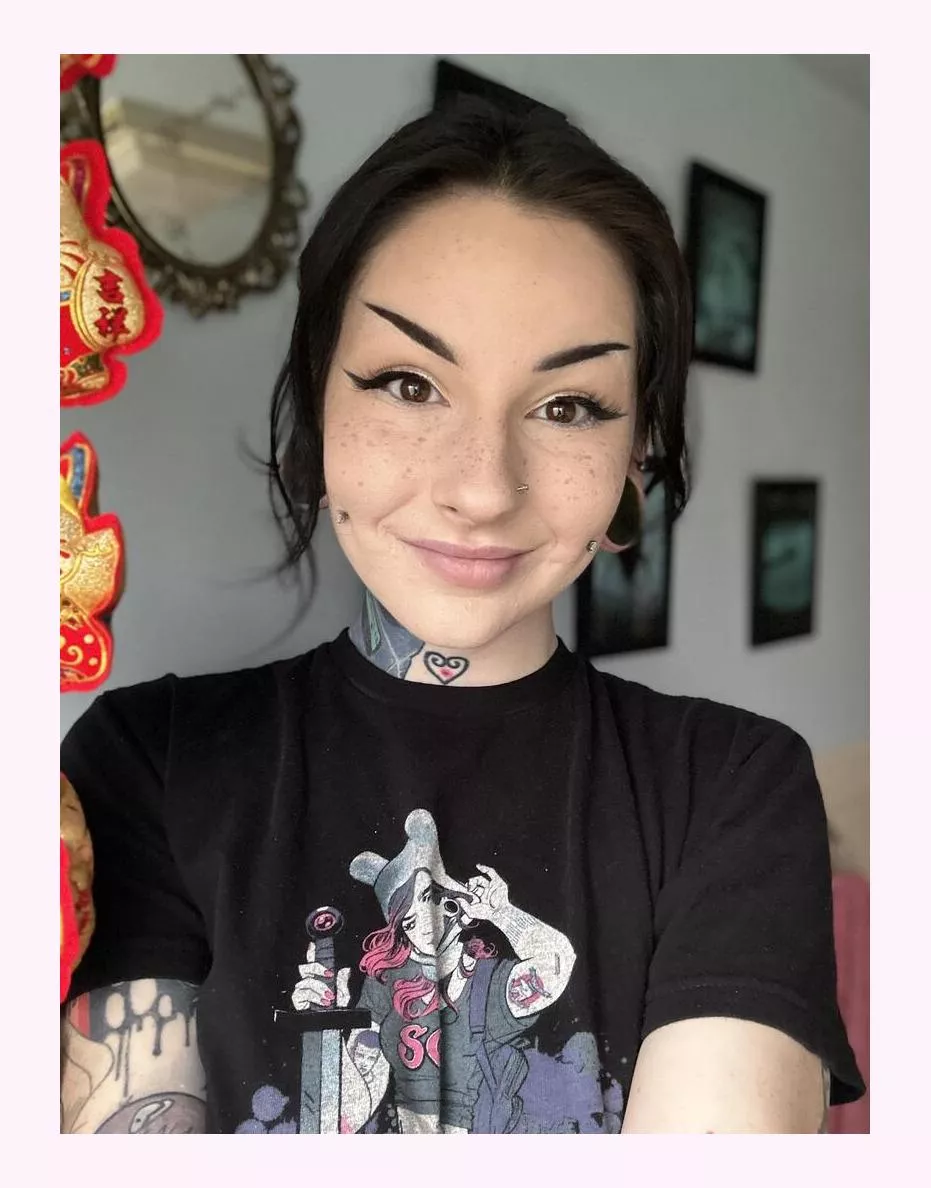 In nesd of a alt girl next door? I’ll be live in about an hour!