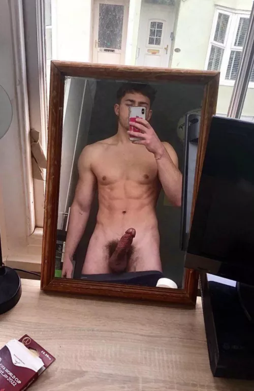 20m Deep voice irish accent, 8.5 inch cock and ripped abs. Looking for a smooth femboy with thigh highs, be around my age. SC is dylaa03
