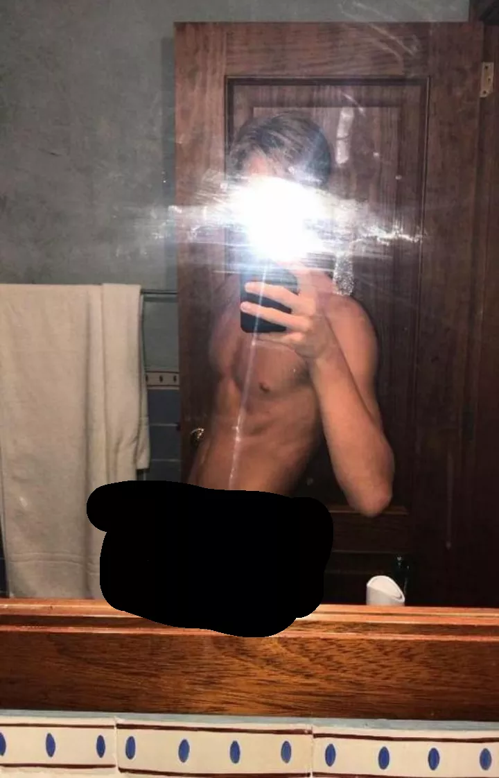 21 hung brit dom looking for fit sub guys. DM me. Be ready to be told what to do. Under 28 only. 