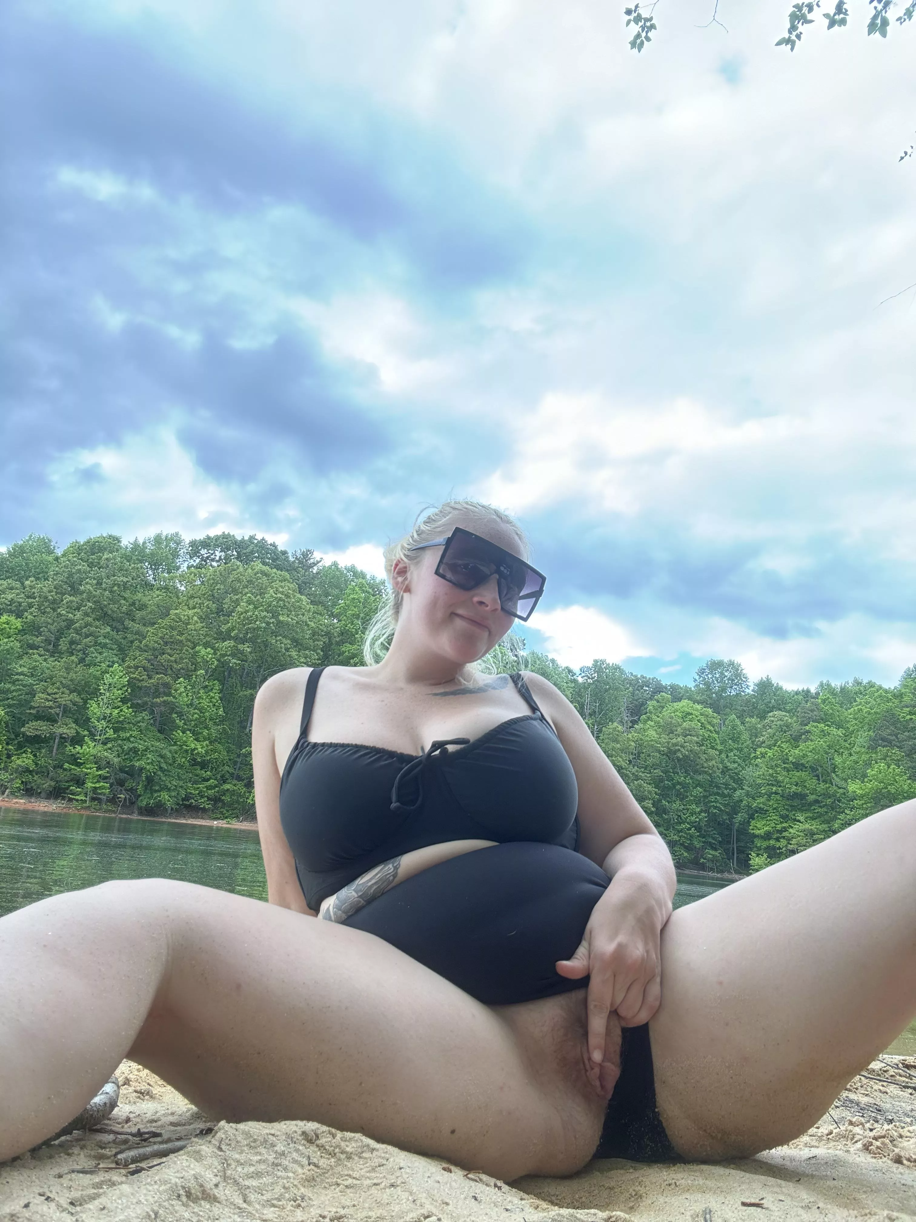 27 MILF who can’t get enough of this weather. Am I right? 😎