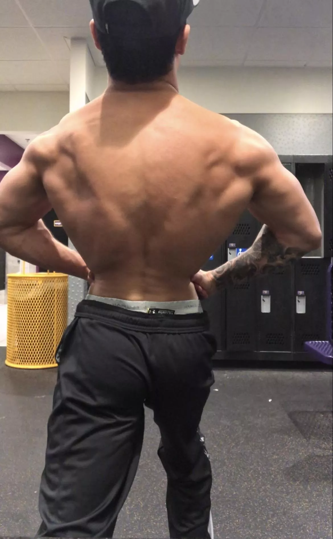 Always see guys get a boner when they see my back all flexed up 😈