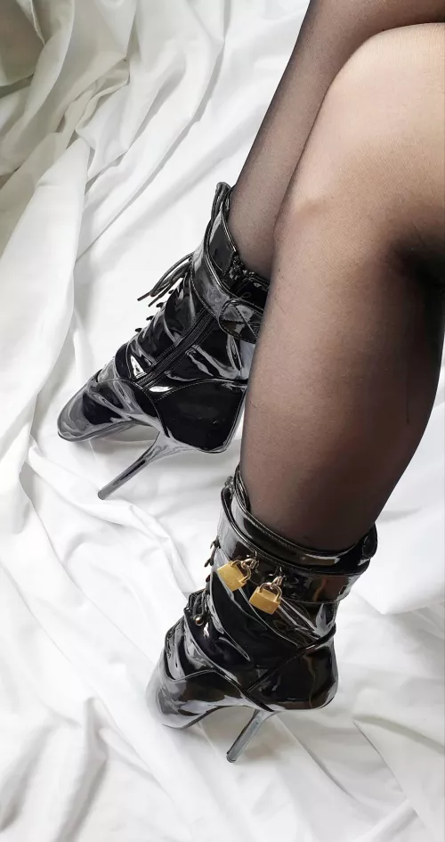 How does this sub feel about femboys locked in ballet boots?