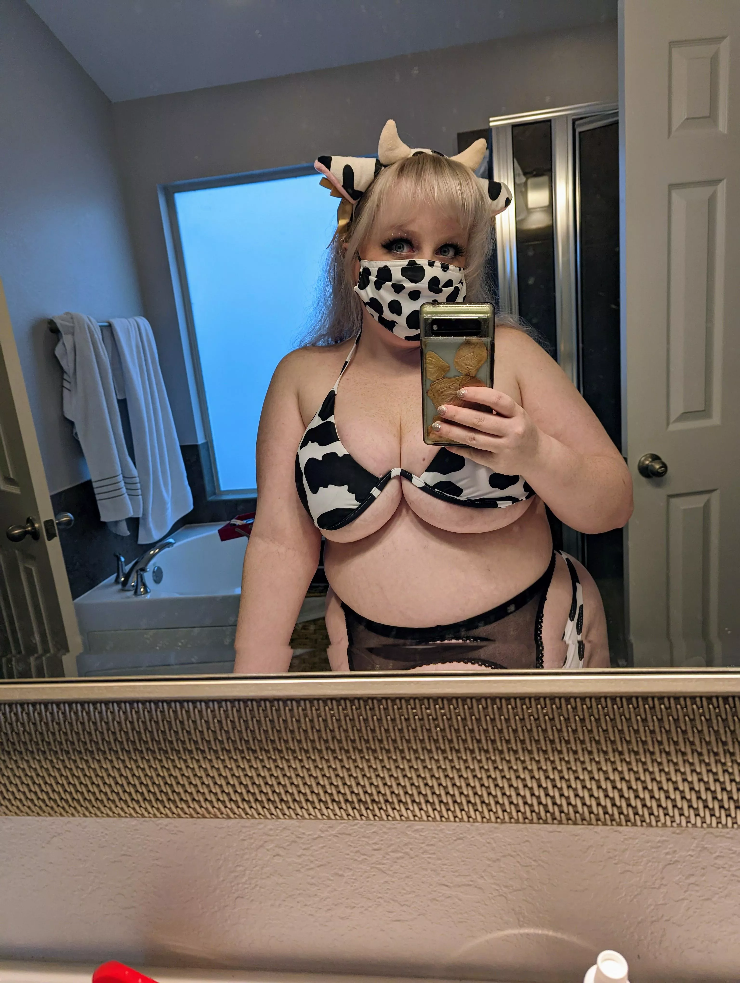 These milkers can barely be contained (oc)