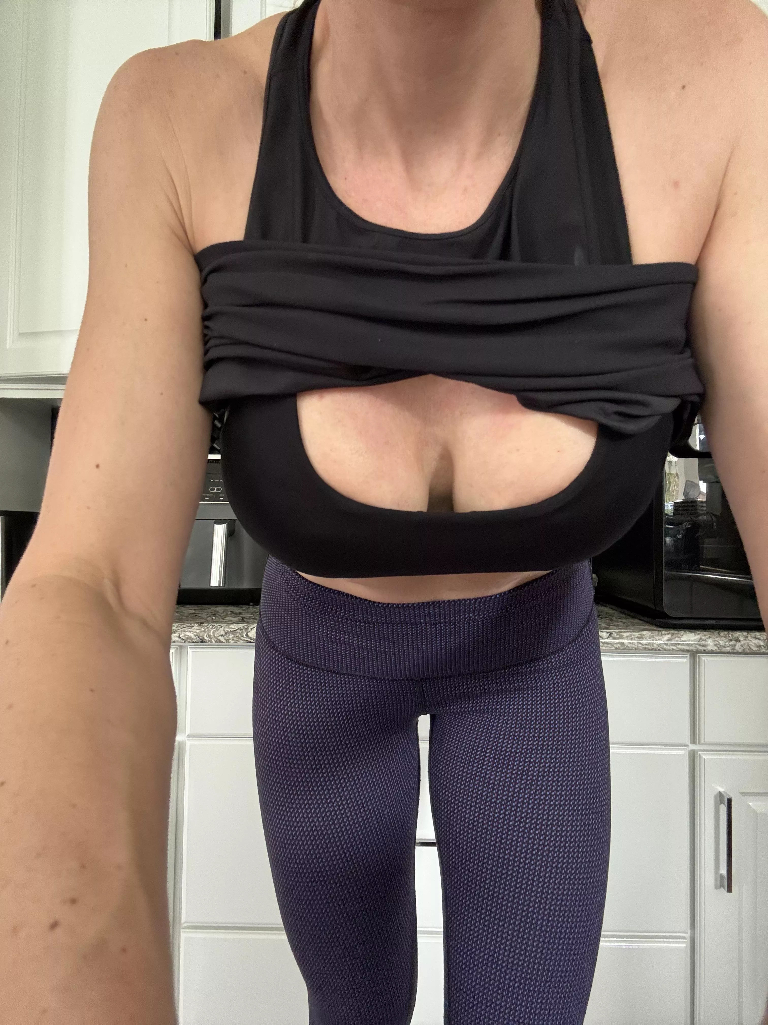 [F]Meeting a Redditor for an early am workout tomorrow. I hope he can stretch and fill my tight holes 😈