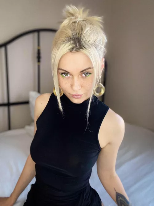 Fun fact: I love when guys stare at my boobs