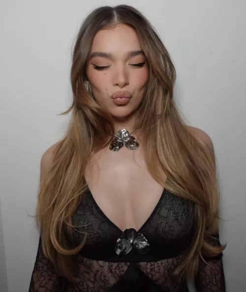 Hailee Steinfeld makes me so weak! Please make me goon to her!