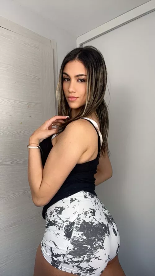 I know I'm clothed... but does my fav gym outfit look convincing to you??