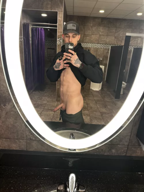 Just a little late night public gym pic ;o