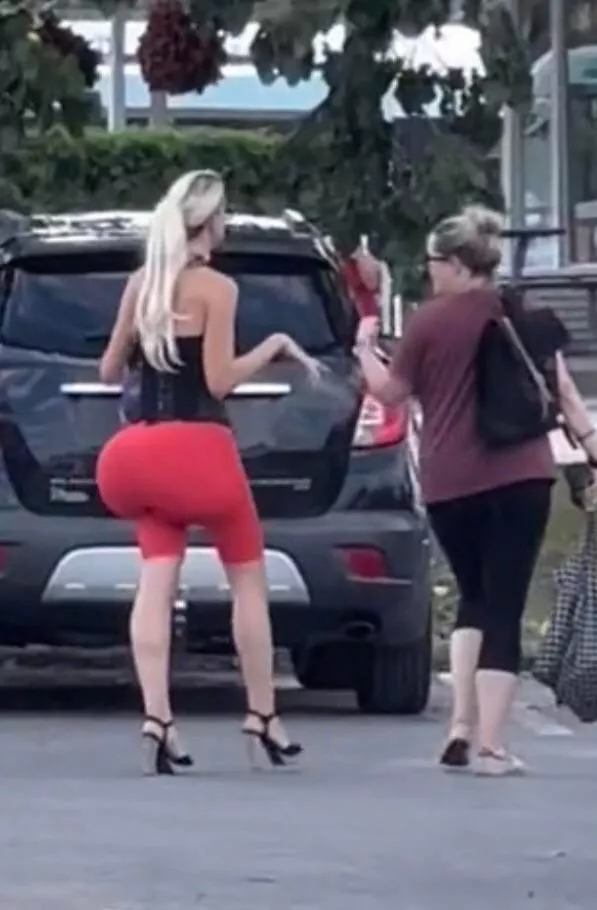 Love when it’s nothing but ass skinny legs and a giant diaper