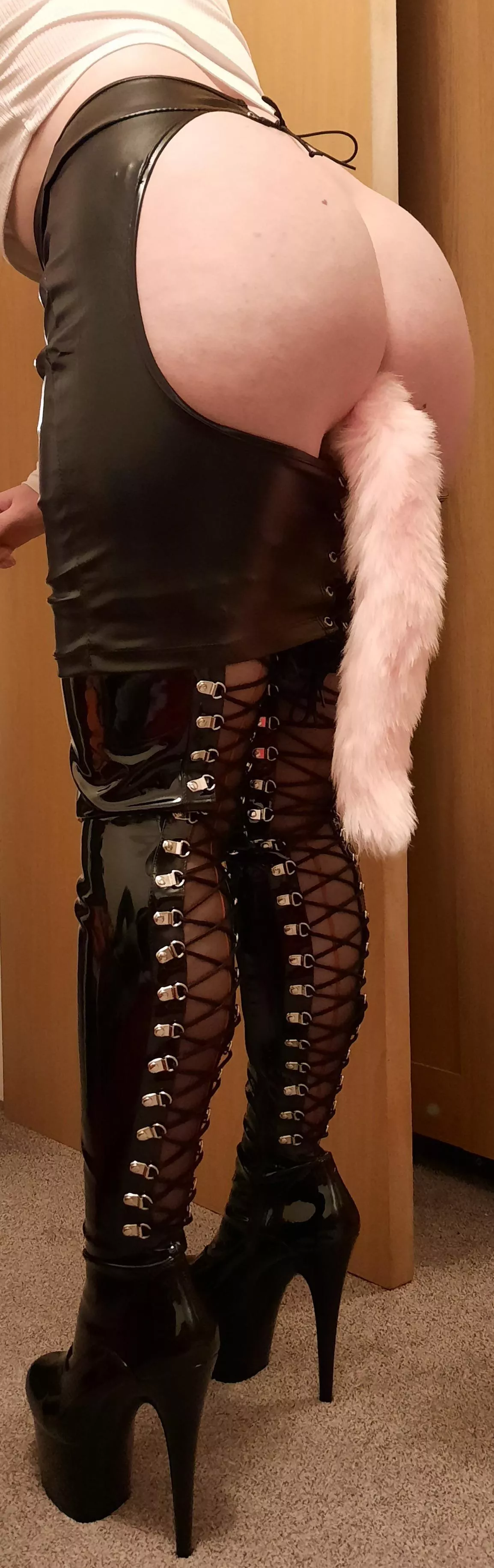 Love when she wears the tail for me 🤤