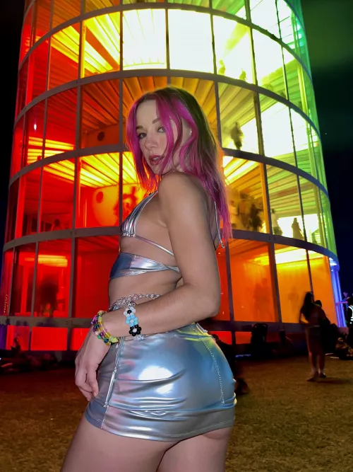 Raver and streamer babe