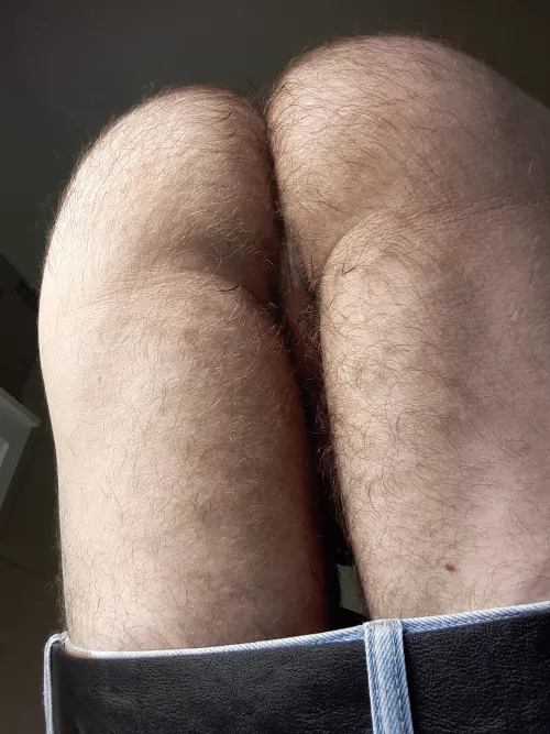 Coming in all nice and sweaty after being in th heat all day😏