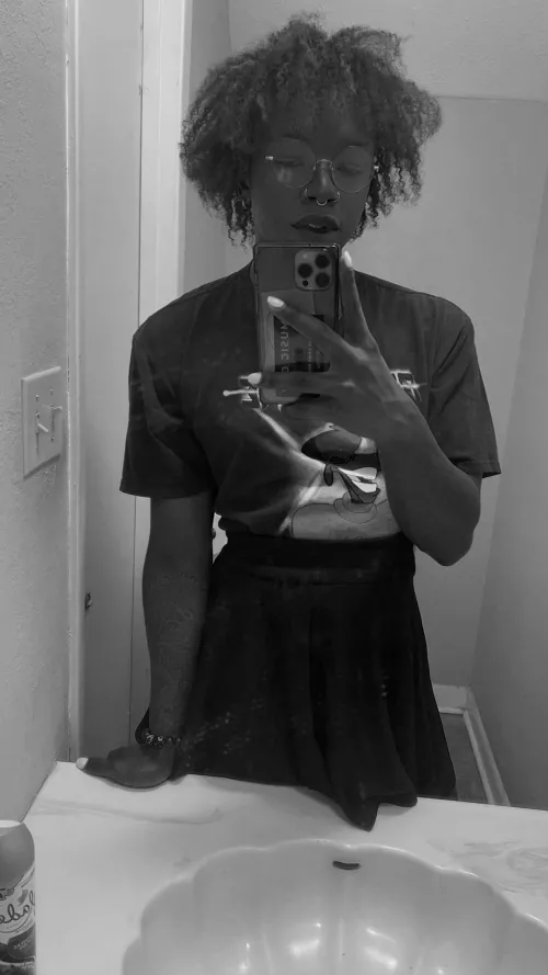 Fluffy hair, very queer, I’m sending you good vibes from my bathroom mirror🫰🏾✨