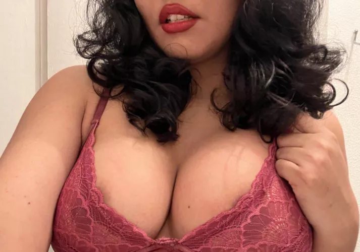 Kiss my tits or kiss my lips? [F] 