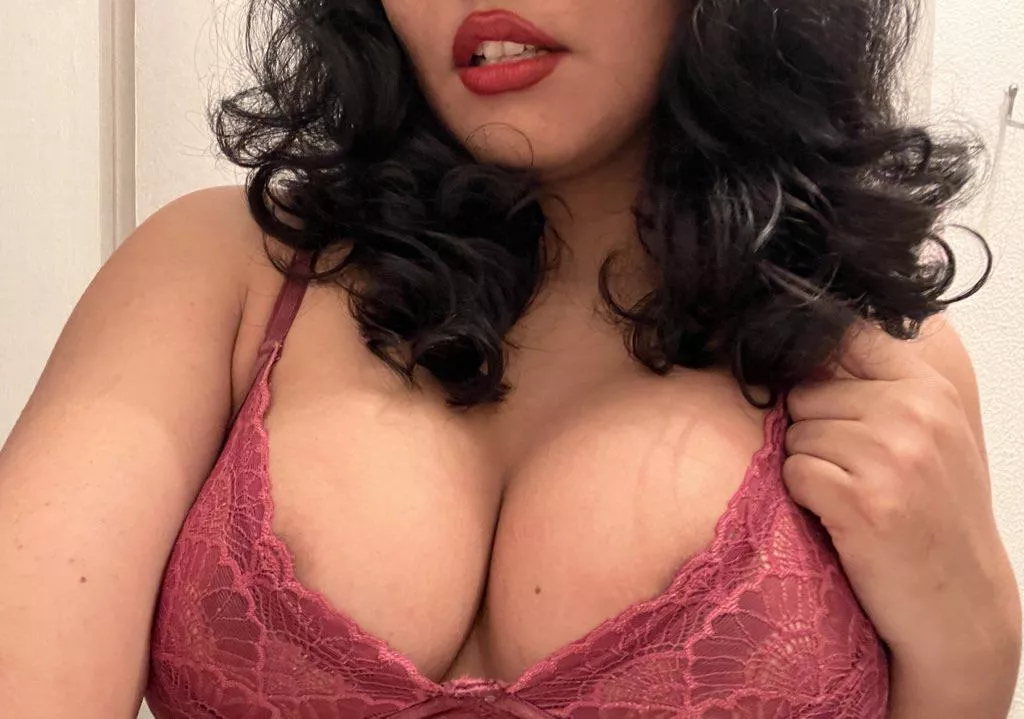 Kiss my tits or kiss my lips? [F] 