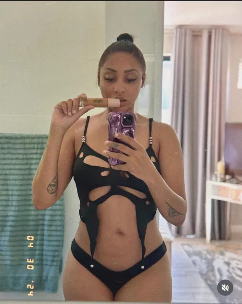 Nadia Nakai take selfie