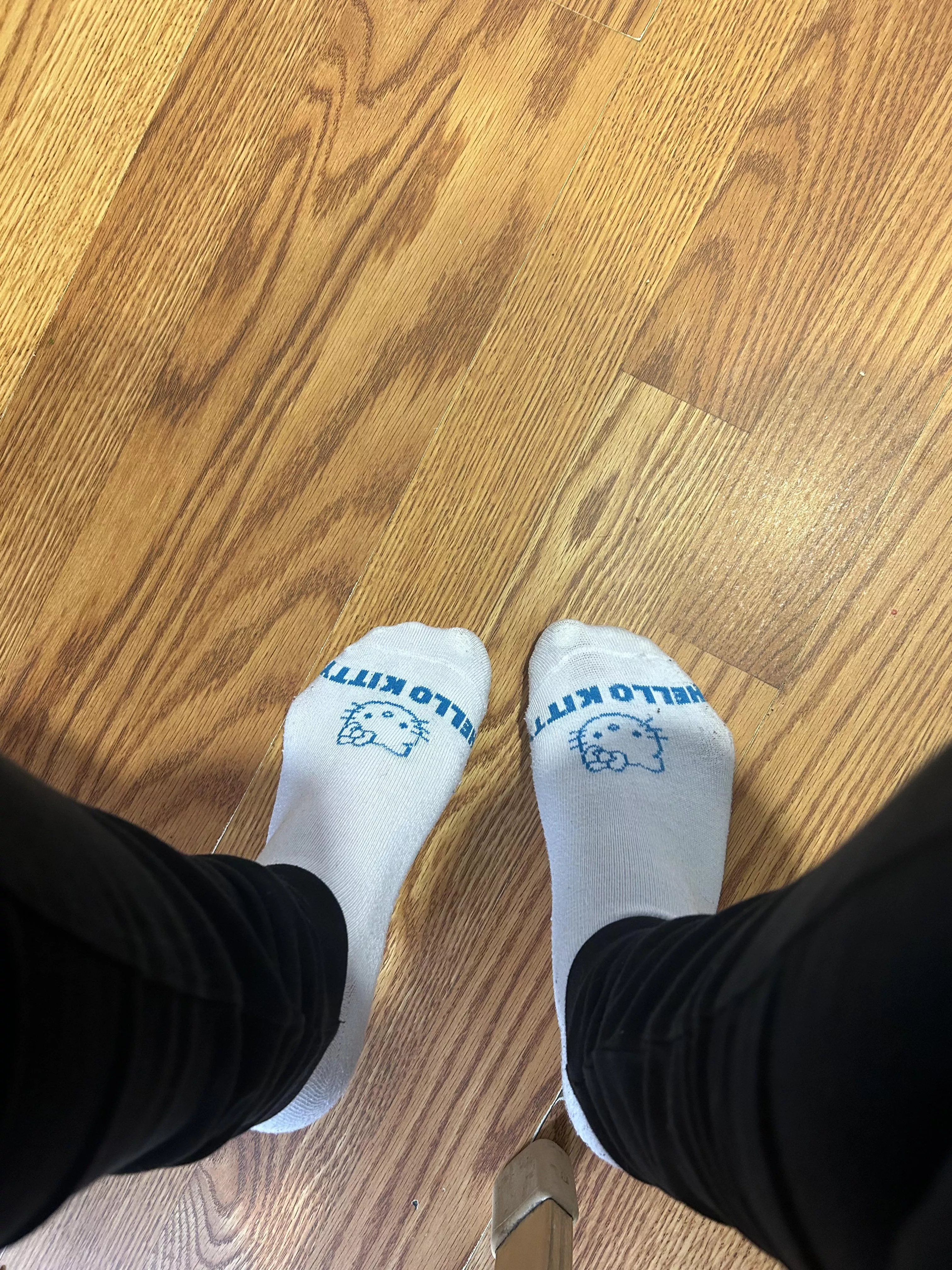 have a great day today 😻🧦👣