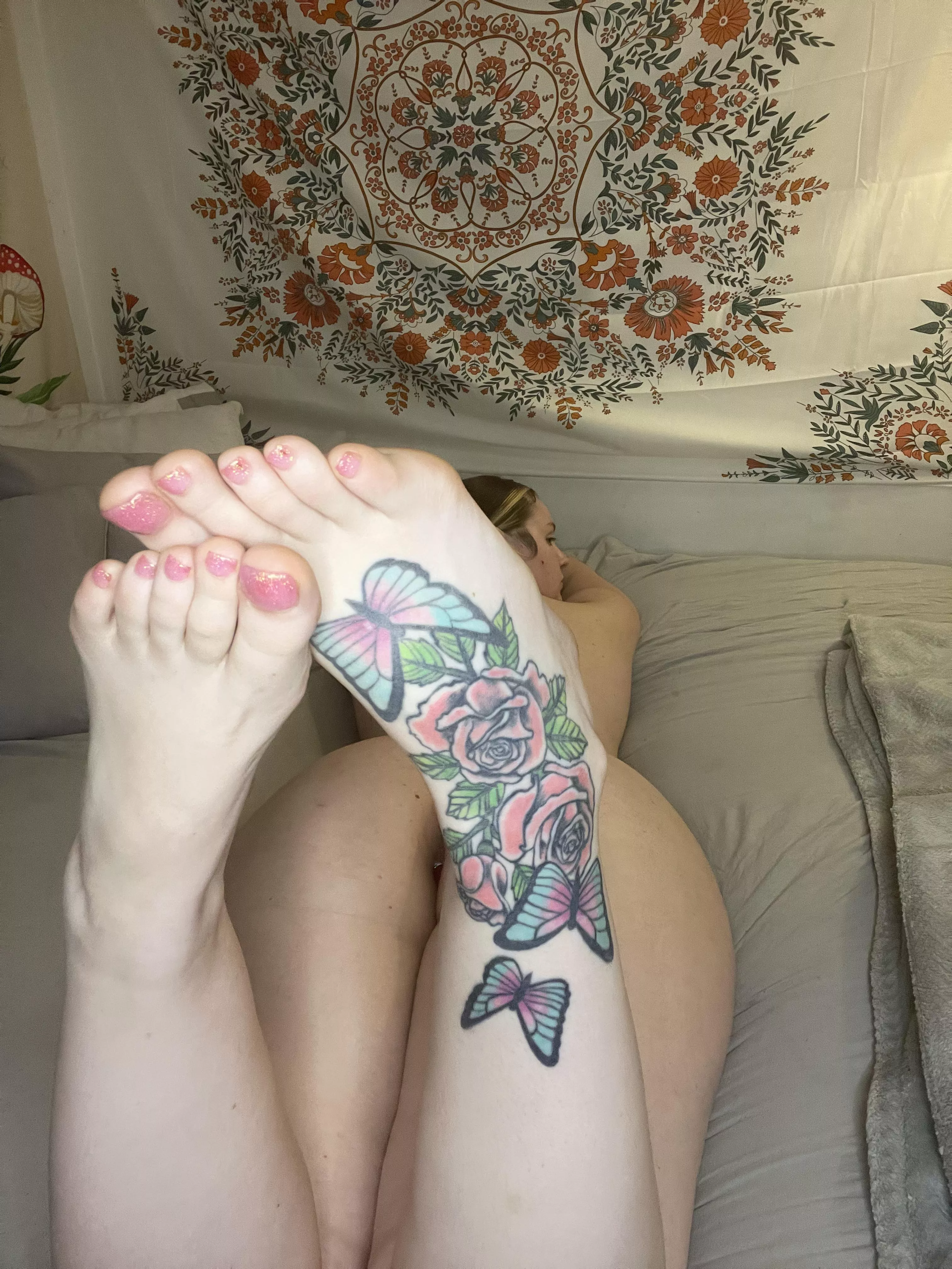 I know you want to lick every last inch of these big feet