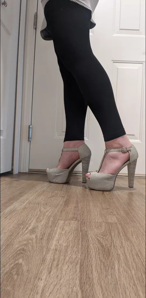 Leggings and heels are my favorite combo 