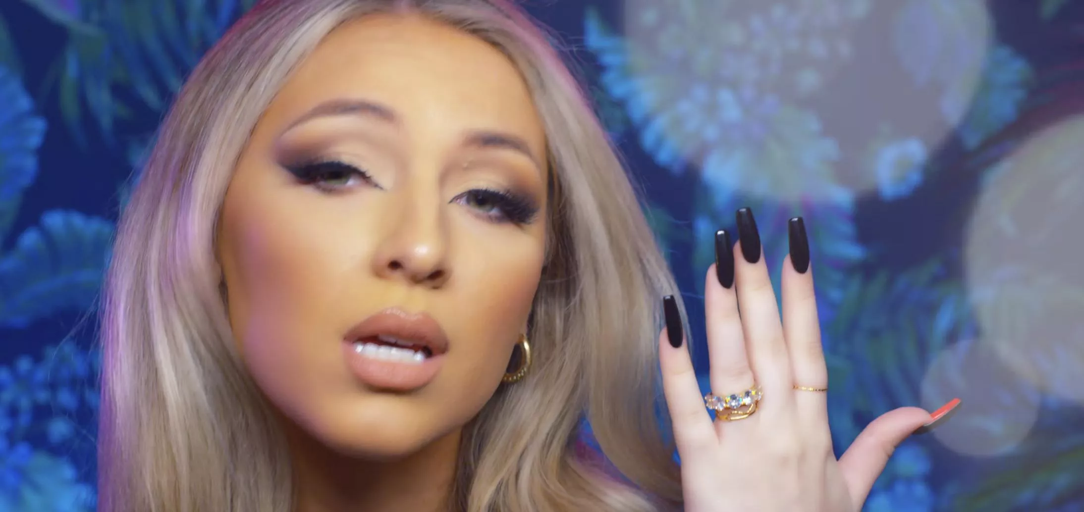 Screenshot From “Kxlly - Ask for it MV” 🥵🖤