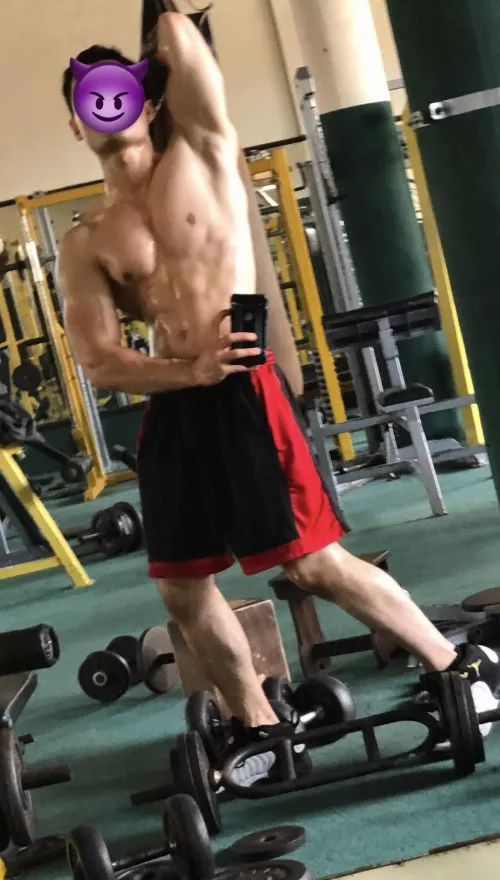 All men at this gym. So we are all stripped down cause it’s hot 🥵 in here! 😈