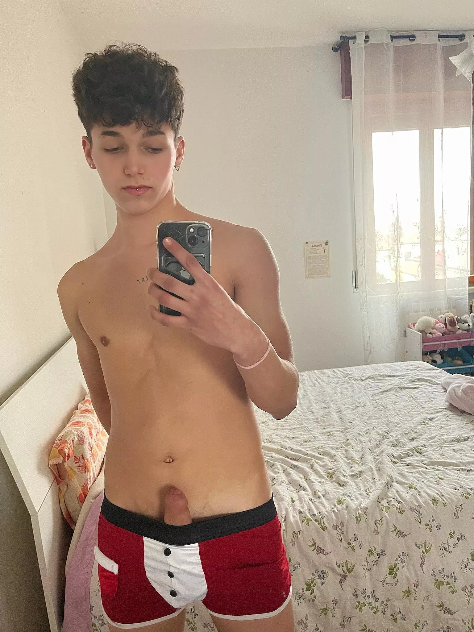 
Are italian top twinks welcome here? 
