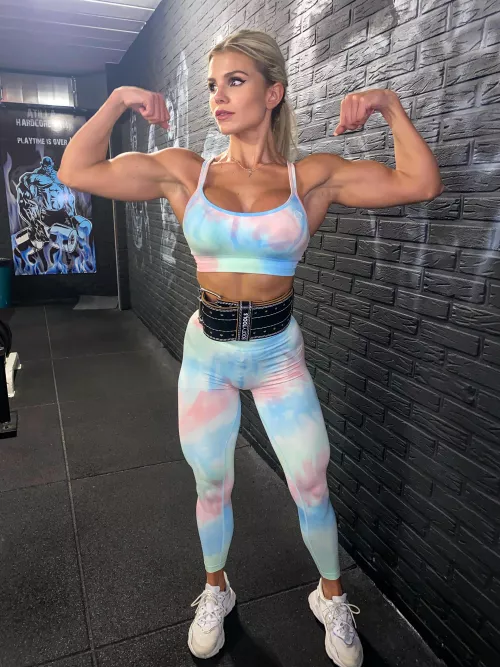 I just love how my muscles complements my body