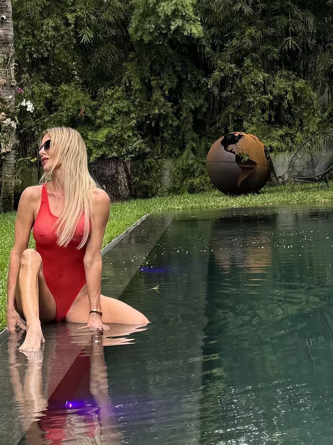 I love this sexy pool