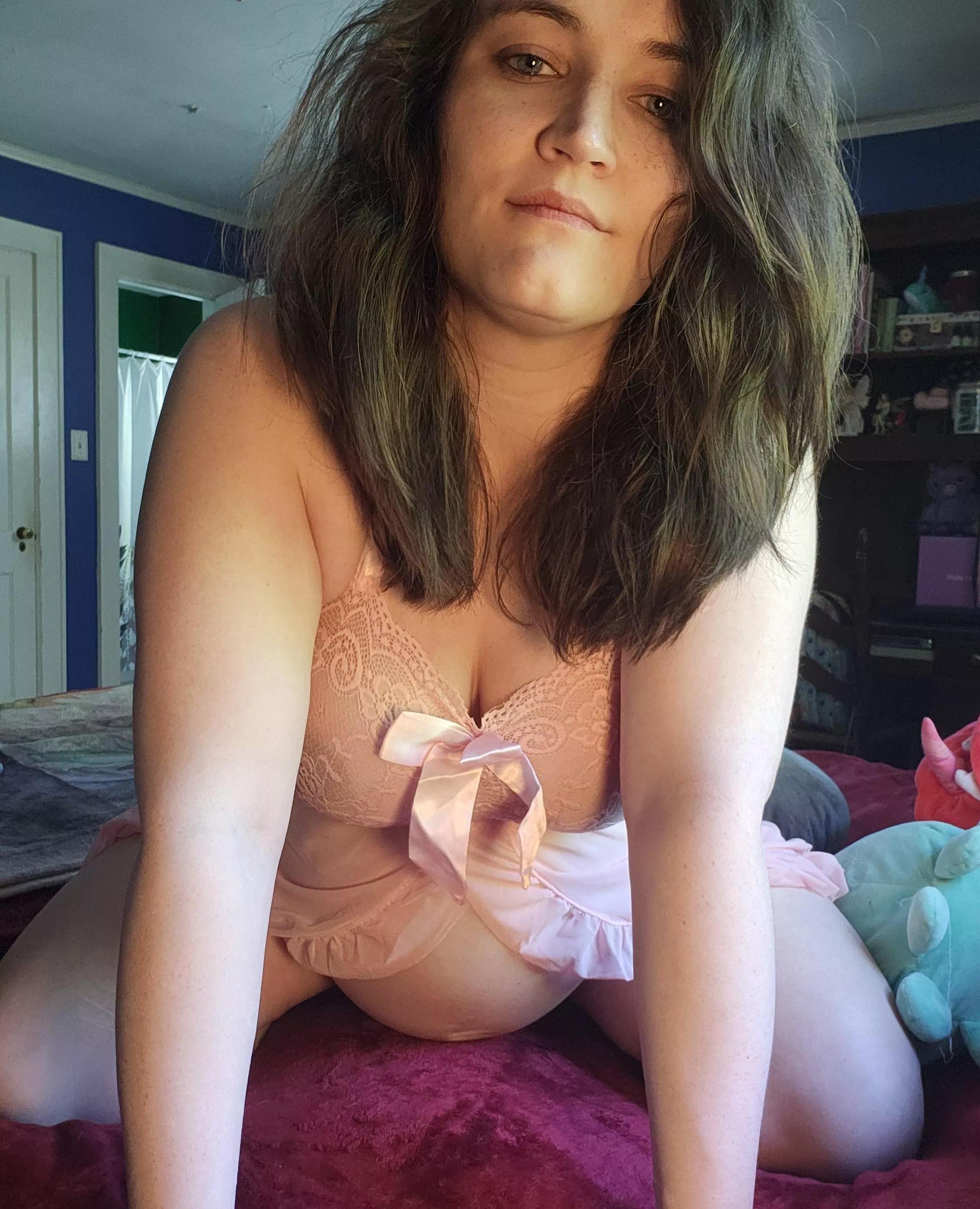 I'm 33 weeks today! What is it about a pregnant woman that turns you on? For me it's the glow ✨️ 