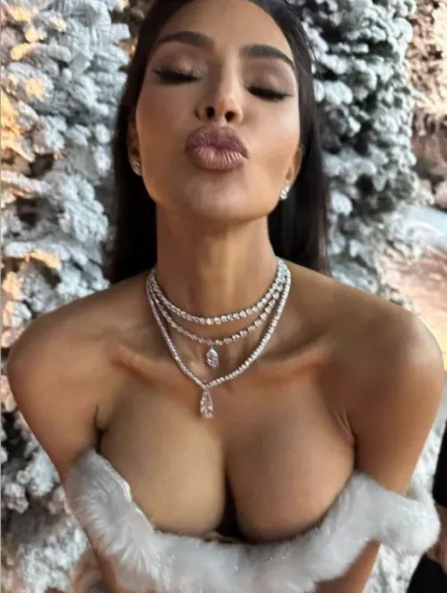 Kiss from Kim anyone? 😗