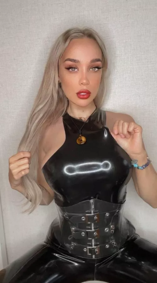 Latex and Corset, good combo? 🖤