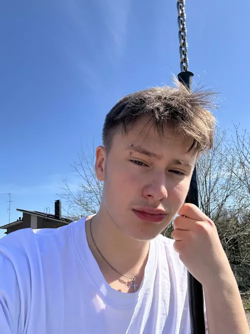 After 8 cold months I am finally able to be outside with a t-shirt😩👏🏼