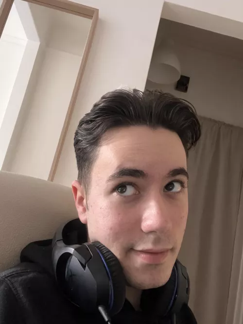 Helloj cuties🥰. Thought I might say hi☺️. Glad to make new acquaintances ☺️