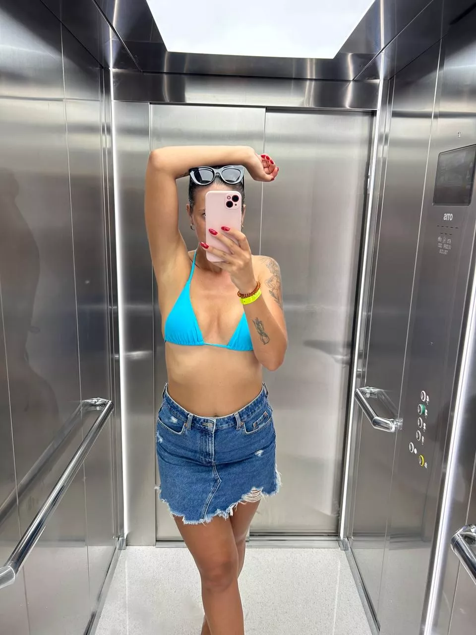 elevator selfie