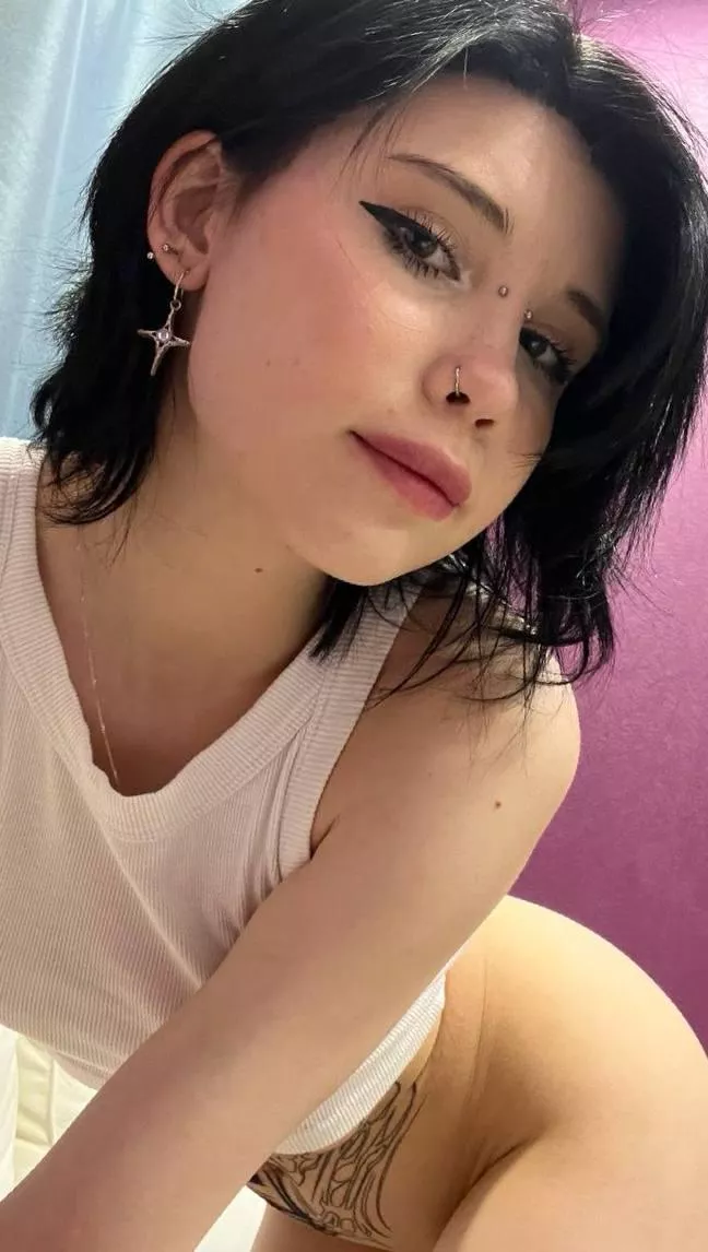 I'm waiting for you behind my ass, there are no panties there