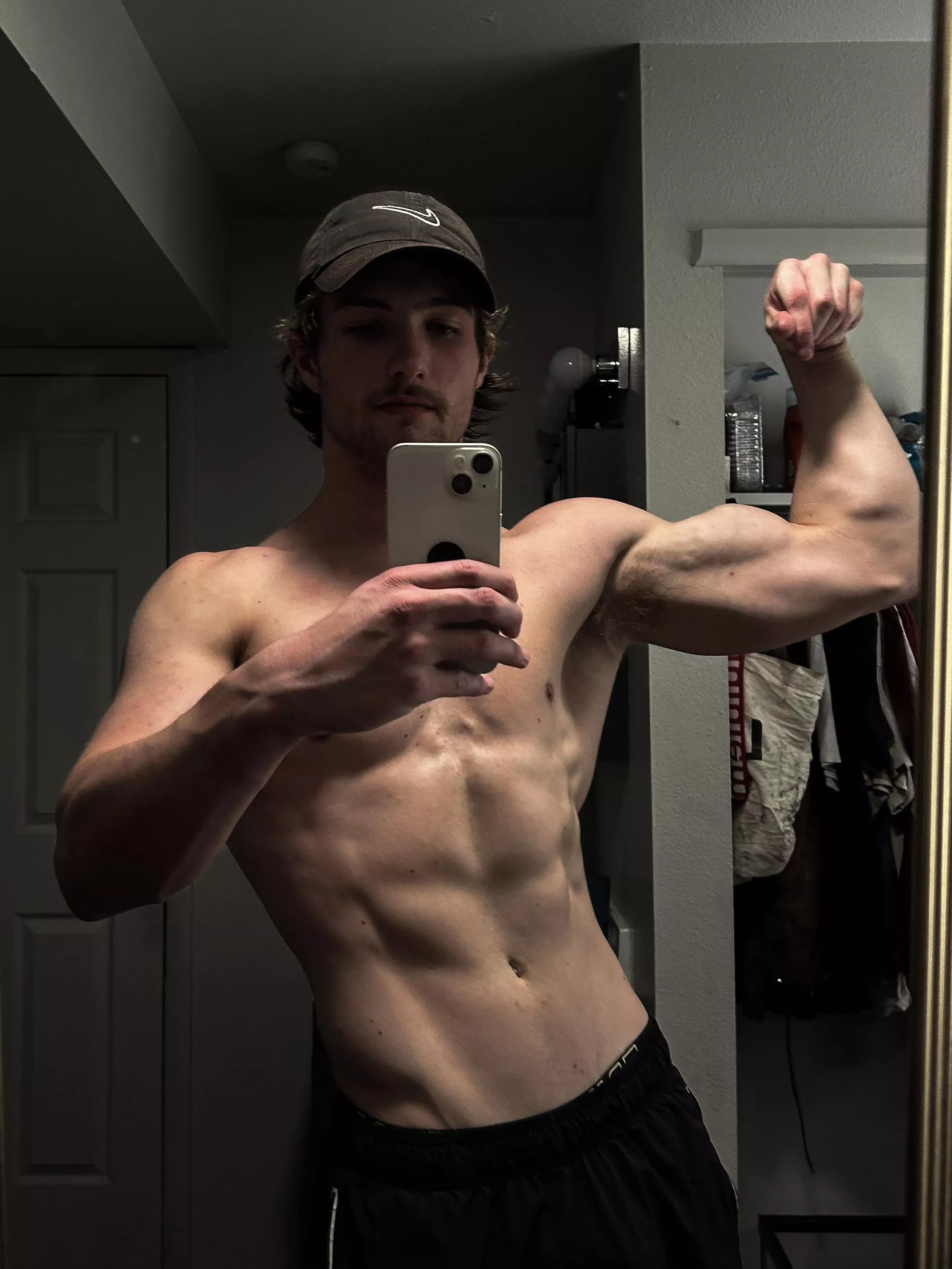 [20] do you like muscular guys?