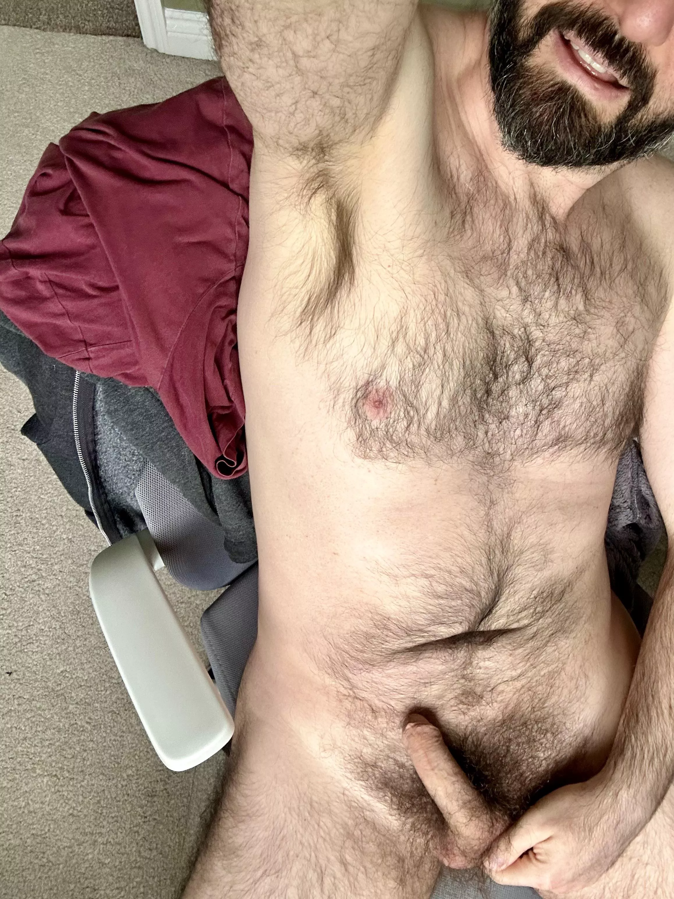 [44] Looking for a straight acting, dirty sweaty Top. Bonus points if you’re a smoker.