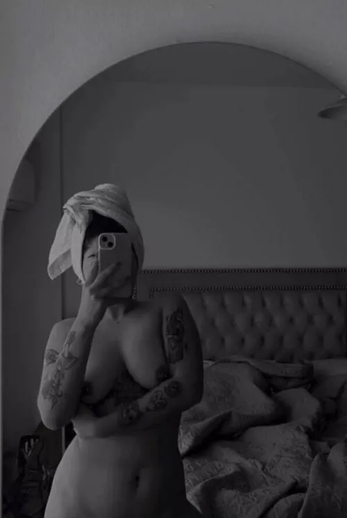 Do you like B&W mirror selfie as much i do? ;P