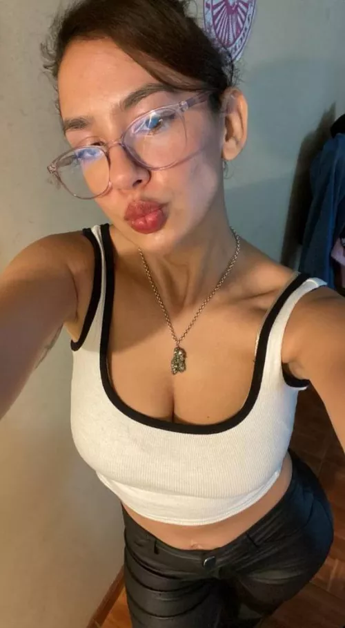 i look cute with this white top