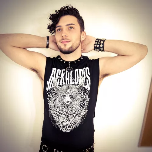 Just a geeky metal head gaymer. 