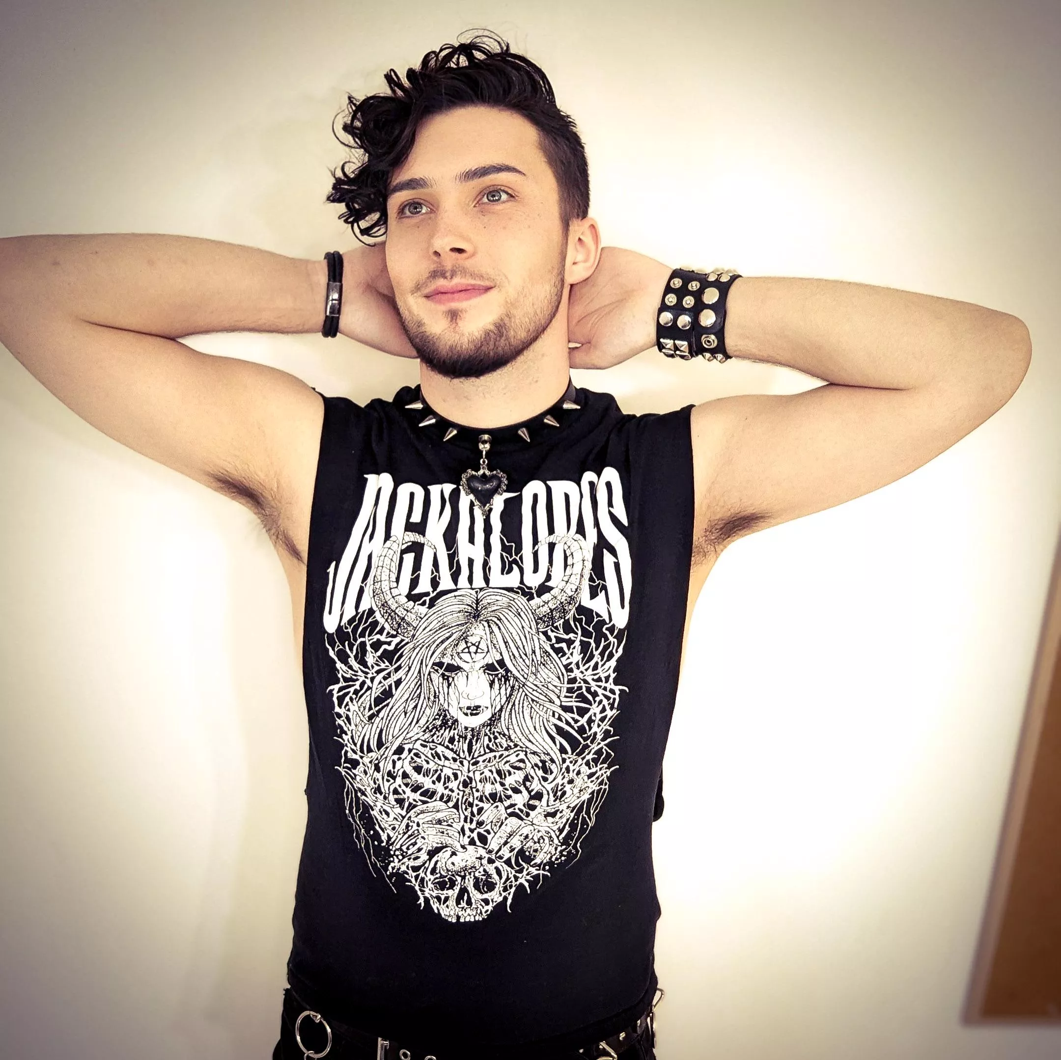 Just a geeky metal head gaymer. 