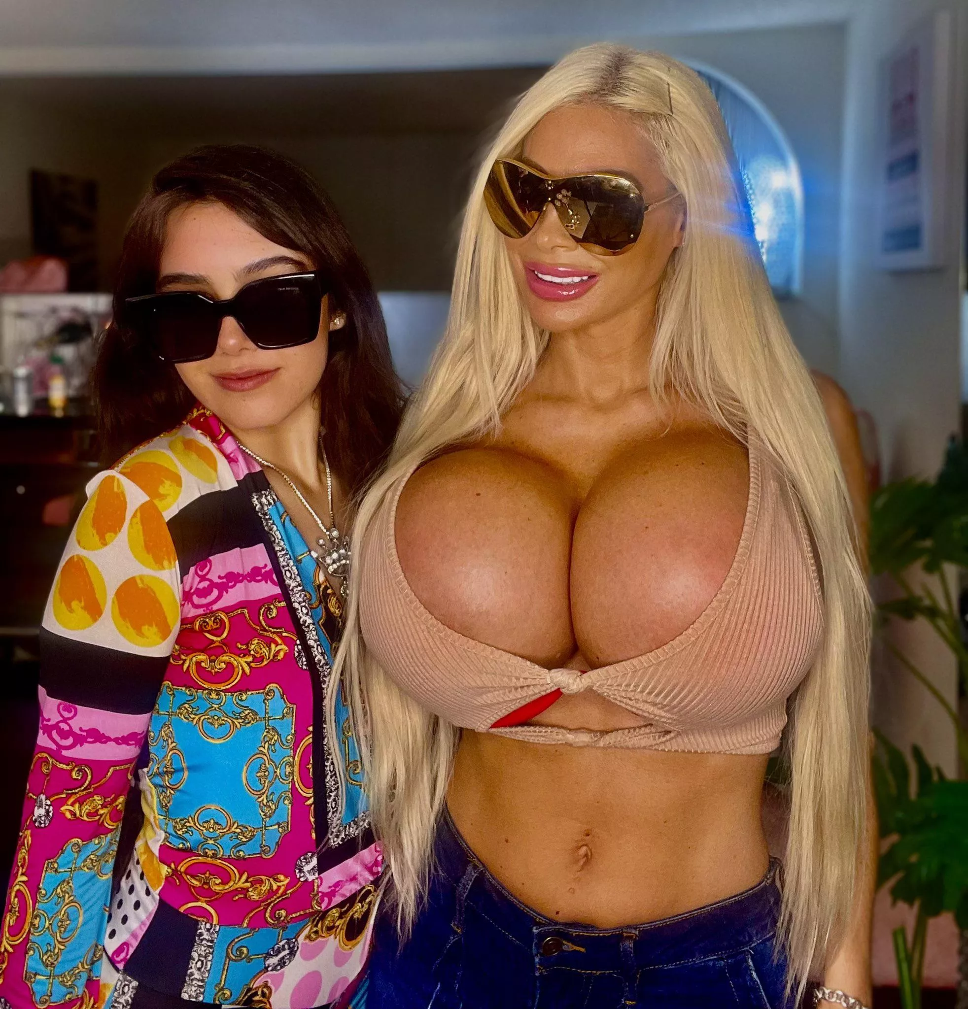 Left is the clear looser. Right is the Centre of attention. 