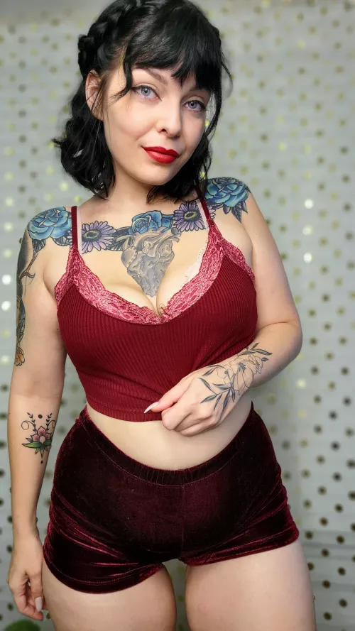 Naomi (@thenaomipeaches)