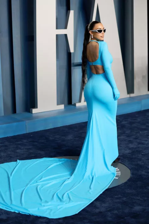 One thing i like about Kim K is that she can give elegance and she sure can give sexy too