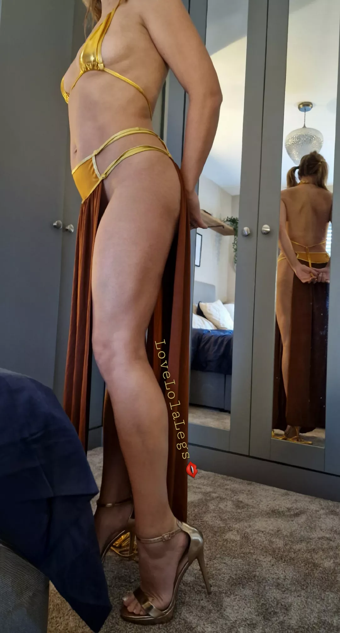 Princess Leia outfit is excellent for showing off my legs! 👄