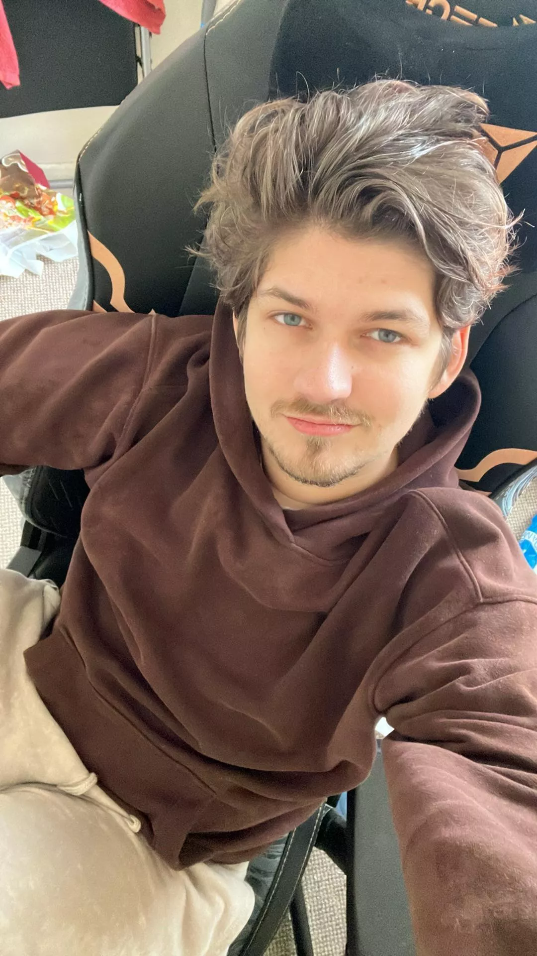 Really feel like I could use a player number two to watch play while I’m half sleeping on his chest 🥰