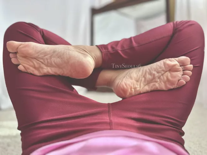 Twisty legs to showcase my wrinkled soles 🥰