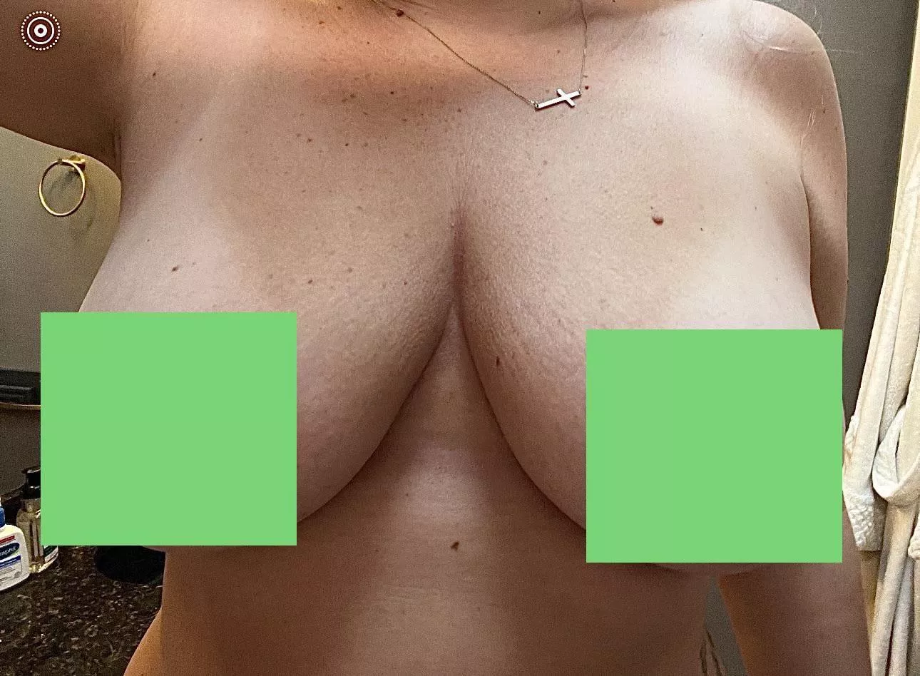 Who loves big rounds mommy nipples!? 100 likes and I’ll remove the circles 😜