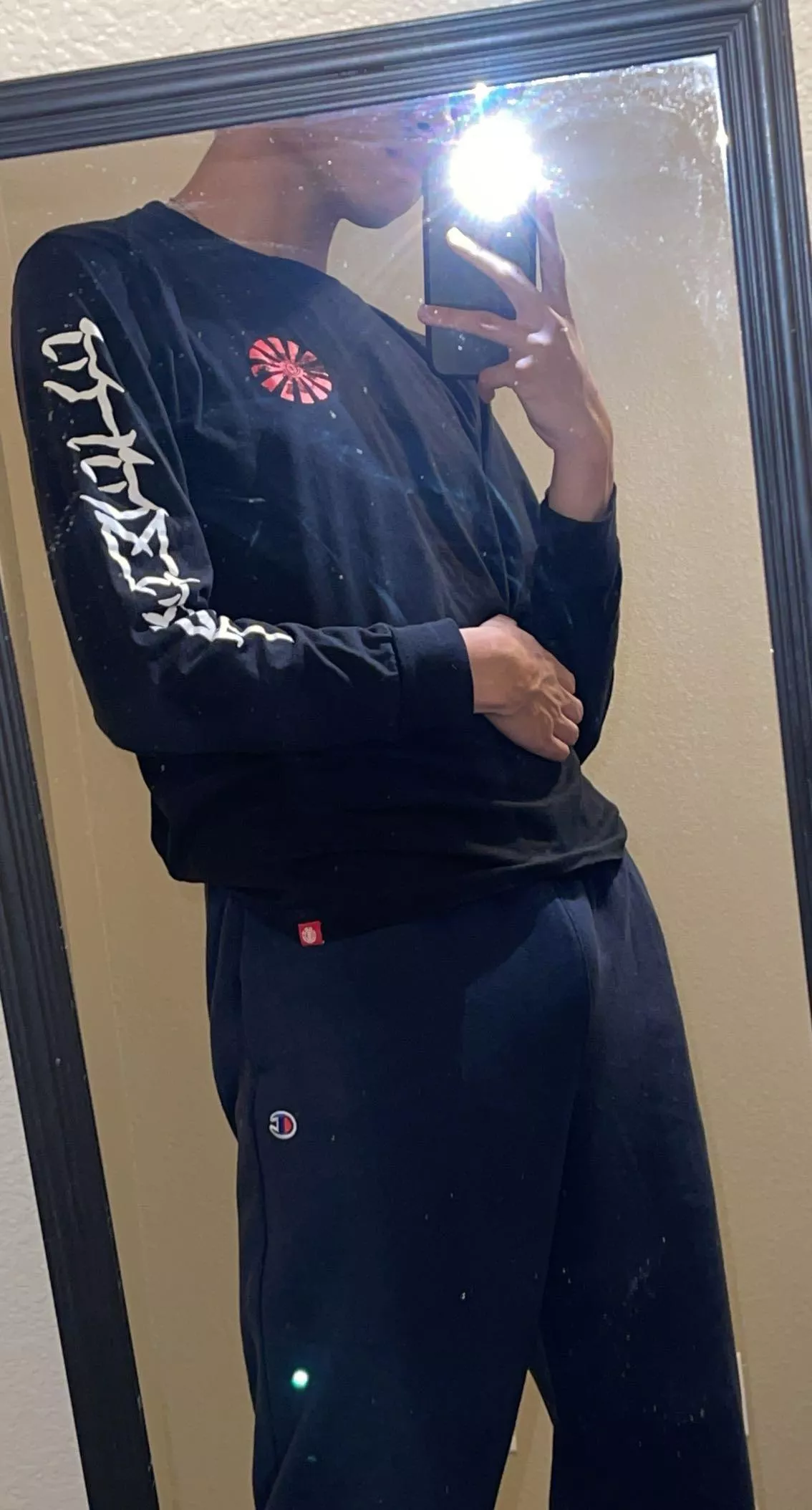 18. Any older guys (30+) into being a long term voyuer and watch me stroke my teenage bbc 🤭 (I’ll show face but u don’t have to) dm me ur snap or comment :)