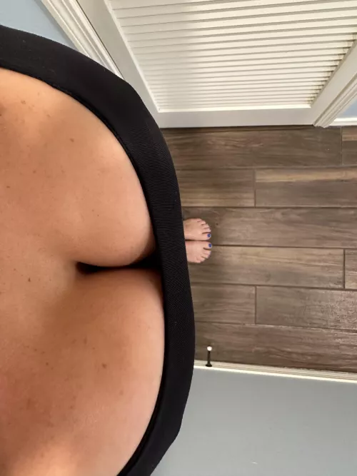 Big titties and little toes 